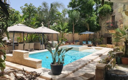 Fotografia del giardino con piscina di lussuosa villa a Malta
