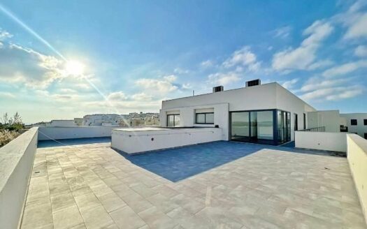Terrazza spaziosa di un attico a Malta con piscina e vista panoramica, rappresentante il lusso immobiliare maltese.