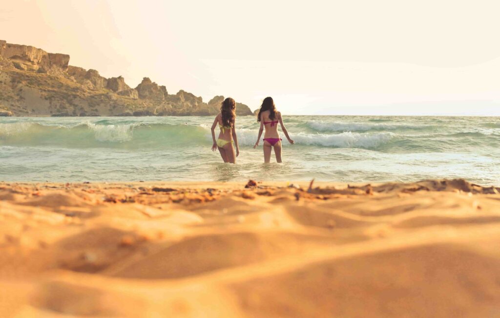 Due ragazze fanno il bagno su una spiaggia di Malta