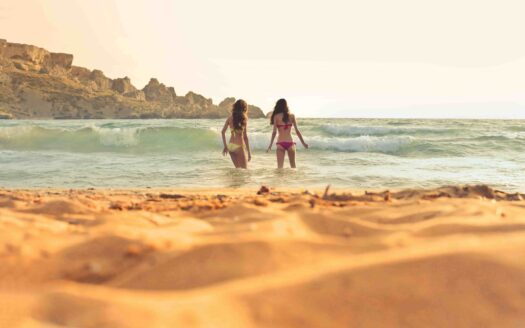 due ragazza trasferite a Malta fanno il bagno in mare