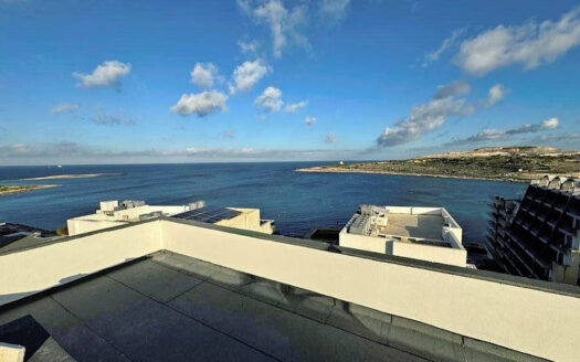 Panoramica vista mare da attico a Qawra, Malta, con edifici bianchi e acque blu. Immagine fornita da Euroimmobiliare.